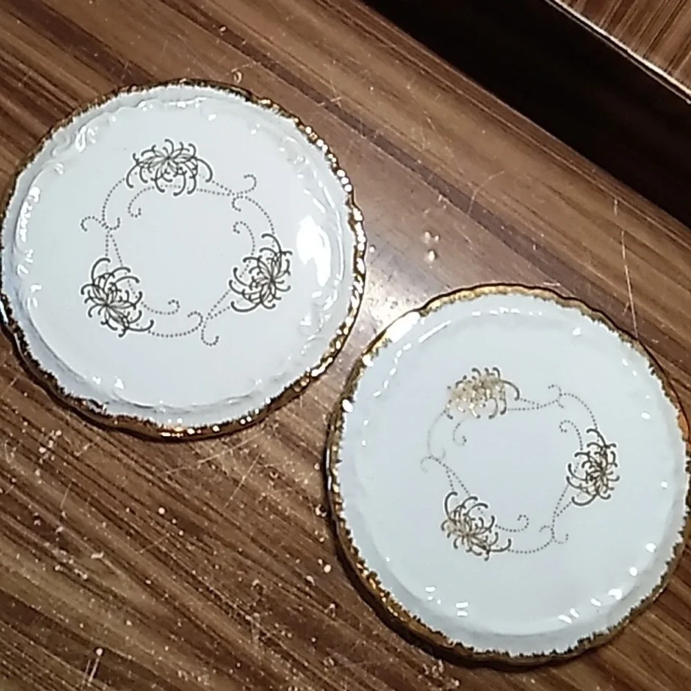 Andrea by Sadek trivet set chrysanthemum gold trim